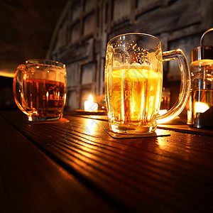在黑暗中的啤酒泡沫液体生活酒精琥珀色火焰庆典金子玻璃餐厅图片