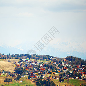 山中的白风景蓝色高山木头天空建筑小屋远足房子酒店图片