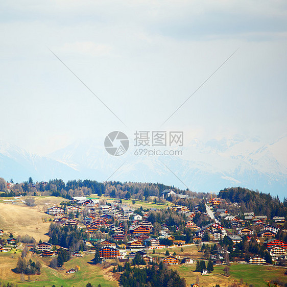 山中的白风景蓝色高山木头天空建筑小屋远足房子酒店图片