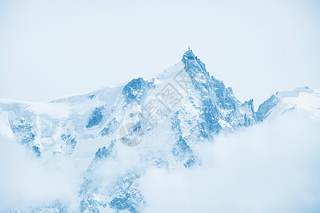 山上有高山旅游单板季节滑雪爬坡阳光旅行风景顶峰全景图片