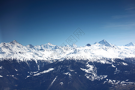 山上有高山顶峰天空旅行运动冰川冻结小路风景太阳松树背景图片