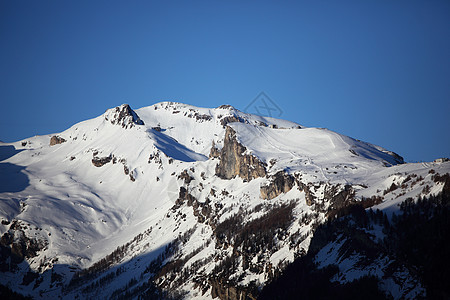 山上有高山旅行小路滑雪板单板太阳全景阴霾季节冻结风景图片