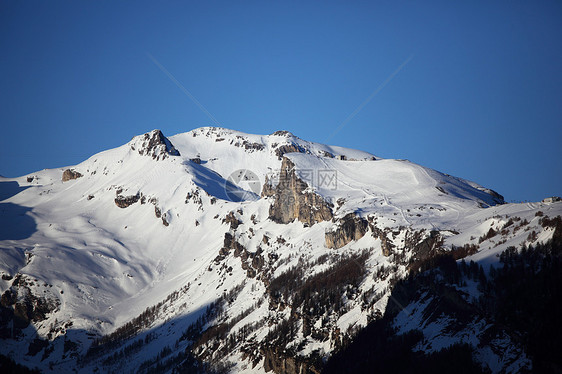 山上有高山旅行小路滑雪板单板太阳全景阴霾季节冻结风景图片