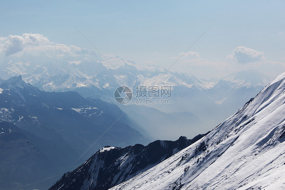 山上有高山运动单板太阳岩石冰川天空爬坡冻结滑雪暴风雪图片