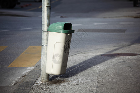 垃圾桶街道黑色垃圾商业废料生态卫生白色篮子灰色图片