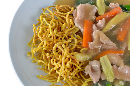 泰式和中式中国菜蔬菜食物面条午餐烹饪猪肉肉汁盘子胡椒美食图片