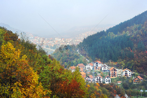 塞尔维亚山区村历史房屋村庄薄雾场景景观全景建筑学蓝色爬坡图片