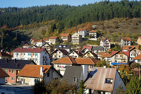 塞尔维亚山区村全景森林房子房屋太阳城市建筑学场景乡村天空图片