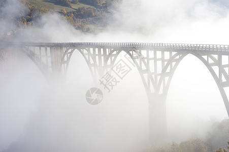 桥薄雾太阳风景观光山脉峡谷旅行国家历史吸引力图片