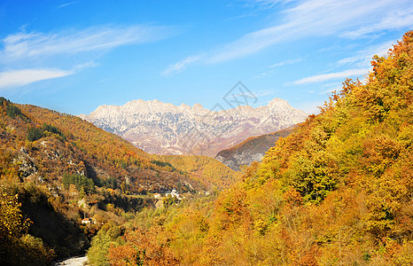 黑山山村景观森林阳光全景薄雾建筑日光城市历史天空图片