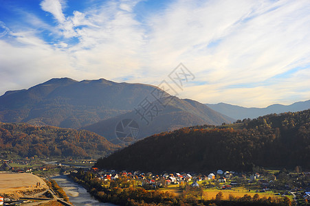塞尔维亚山区村房子景观蓝色森林场景天空峡谷太阳薄雾历史图片