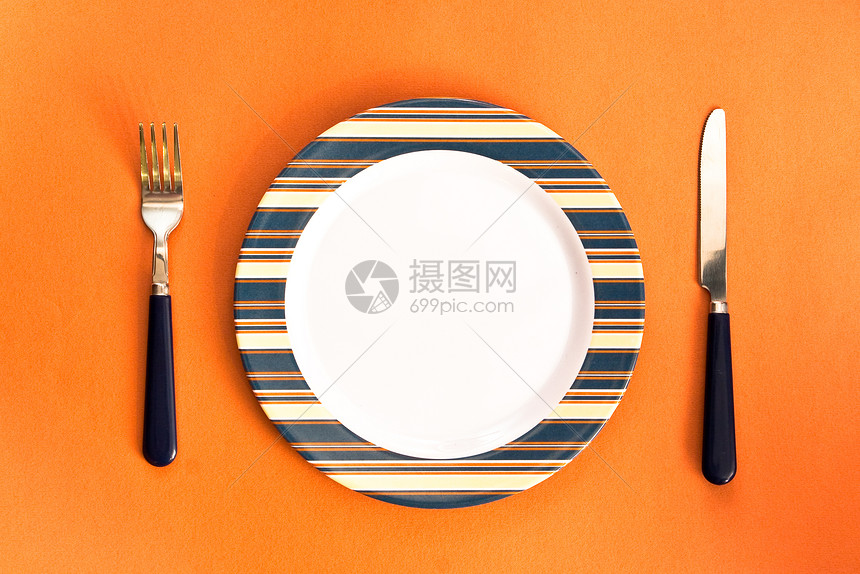 晚餐套餐橙子塑料餐具盘子刀具桌子项目厨房图片