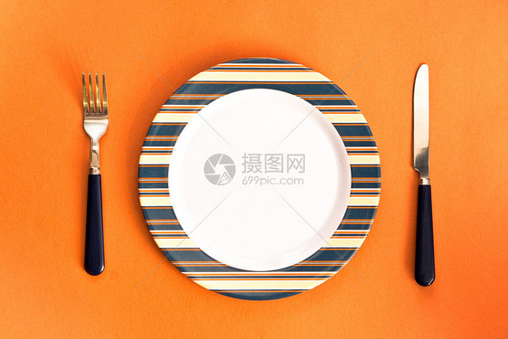 晚餐套餐橙子塑料餐具盘子刀具桌子项目厨房图片