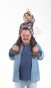 儿童和祖父在玩游戏乐趣祖父母男人孙子老年父母儿子白色退休男生图片
