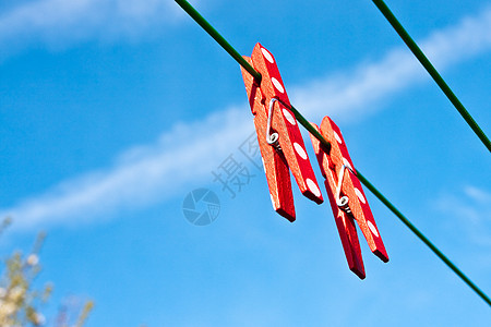 两件红衣贴在明蓝的天空上图片