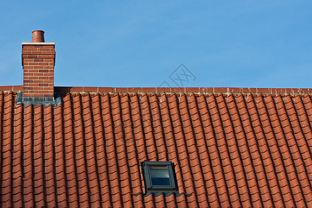 屋顶瓦片石板天空建筑建造房子金属红色波动烟囱图片