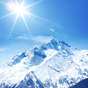 山上有高山冻结松树高度暴风雪天空阳光旅行山脉滑雪顶峰图片