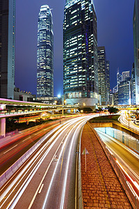 晚上的交通和城市市中心汽车戏剧性摩天大楼地标天际运输蓝色驾驶天空图片