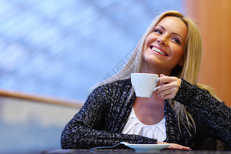 微笑马克杯妇女喝咖啡快乐商业头发店铺女士咖啡饮料女性餐厅女孩背景
