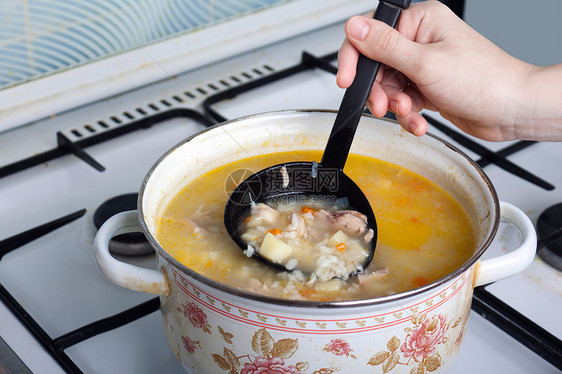 汤食午餐烹饪女性洋葱火炉餐具厨房手臂盘子沸腾图片