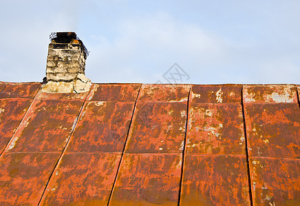 屋顶铁锡和岩壁砖烟囱图片