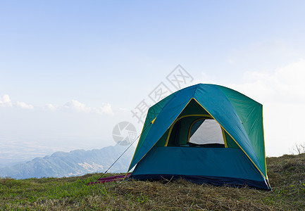 睡在草地上庇护所远足蓝色风景休闲森林营地旅行帐篷天空图片