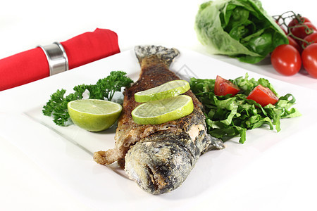 鳟鱼磨粉机酸度盘子海鲜绿色沙拉黄色红色午餐烘烤烧烤图片
