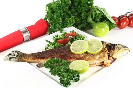 鳟鱼磨粉机绿色烘烤午餐沙拉黄色盘子海鲜红色酸度烧烤图片