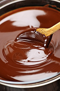 熔巧克力和勺子玻璃融化烘烤液体可可烹饪食物甜点糖果小吃图片