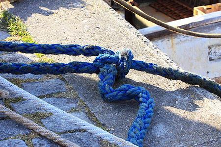 船停泊码头的绳索航行港口航海索具帆船蓝色甲板血管海洋旅行图片