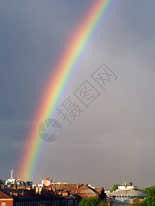 蓝天雨中的彩虹多彩图像橙子天气阳光光谱城市场景太阳风景风暴戏剧性图片