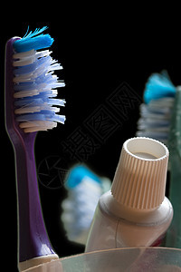 牙刷和牙膏打扫洗涤刷子牙科家庭管子杯子牙齿药店卫生图片