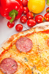 意大利原薄薄壳辣椒皮披萨食物小吃餐厅绿色脆皮圆圈红色蔬菜圆形午餐图片