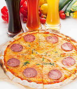 意大利原薄薄壳辣椒皮披萨蔬菜餐厅营养绿色啤酒红色香肠午餐白色脆皮图片
