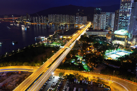 夜间在香港的交通蓝色景观街道中心速度高峰时间商业建筑城市图片