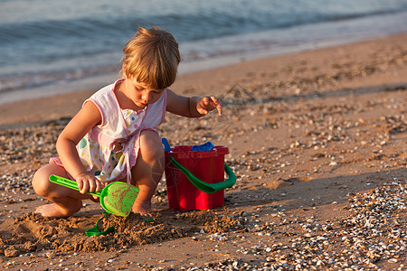 女童孩子女孩海滩游戏季节微风玩具背景图片