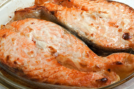 鲑鱼鳟鱼盐水午餐美食吃饭烧烤盘子炙烤烹饪鱼片图片