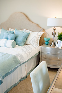 小卧室奢华设计师双人床房间建筑学房子家庭桌子家具结构图片