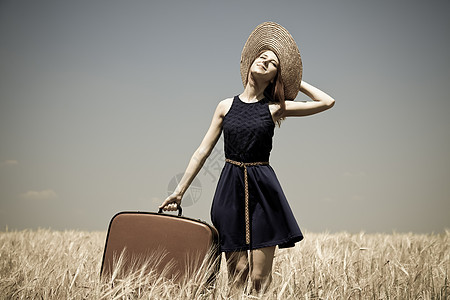 夏日小麦田有手提箱的女孩情感裙子手表小麦国家衣服天空旅行农村村庄图片