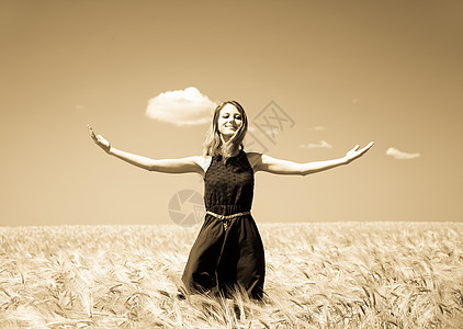 夏天小麦田的女孩天空国家蓝色场地农村裙子手表情感村庄女孩图片