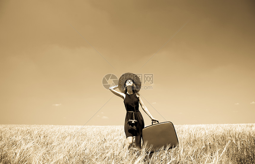 夏日小麦田有手提箱的女孩手表天空收成小麦国家场地旅行村庄情感衣服图片