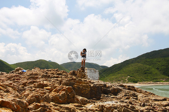 女徒步旅行女孩到达目的地图片