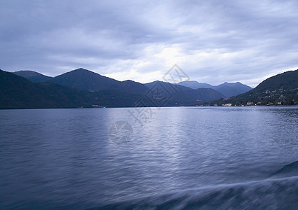 湖支撑旅行蓝色日落土地风景场景森林天空太阳图片