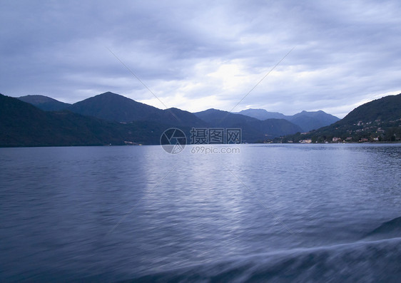 湖支撑旅行蓝色日落土地风景场景森林天空太阳图片