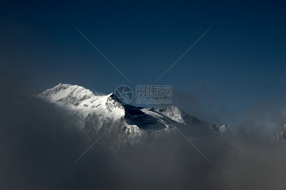 高加索山区山地滑雪度假胜地高山闲暇森林旅游全景山脉空气风景冰川树木图片