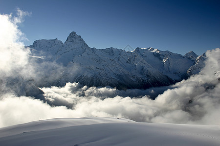 高加索山区山地滑雪度假胜地高地高山石头树木索道旅行风景晴天蓝色森林图片