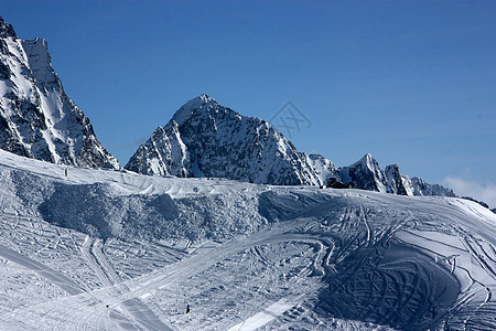 高加索山区山地滑雪度假胜地树木全景风景椅子闲暇雪猫山峰远足蓝色岩石图片