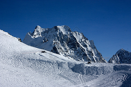 高加索山区山地滑雪度假胜地空气全景晴天椅子雪猫闲暇山脉假期享受森林图片