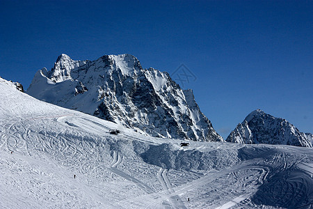 高加索山区山地滑雪度假胜地季节蓝色假期雪猫石头风景椅子冰川高地天空图片