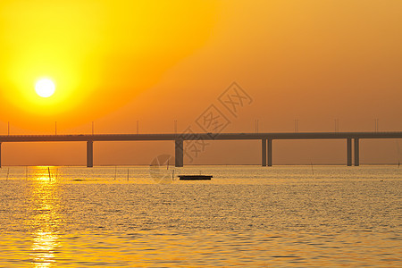 日落在载有移动船只的桥梁上图片